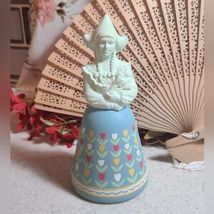 Avon "Belles of the World" DUTCH MAID Bottle Decanter w/Sonnet Cologne